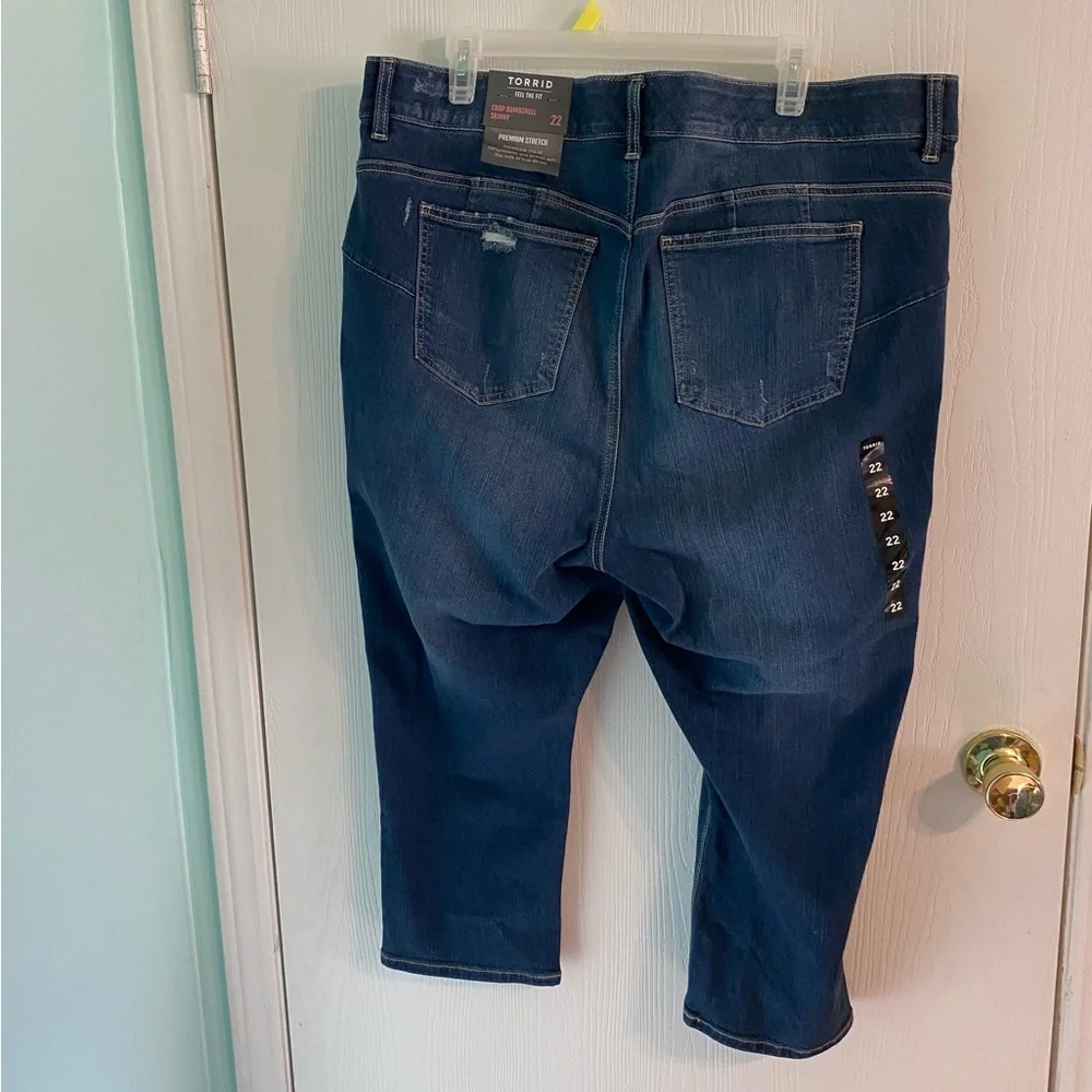 NWT Torrid Cropped Bombshell Plus Size Distressed Denim Stretch Jeans Size 22 - Picture 2 of 5